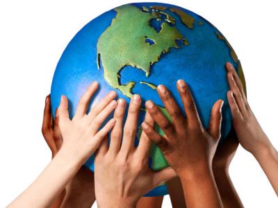 Imagem mostra mãos segurando o planeta Terra 