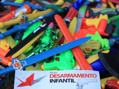 Imagem mostra armas de brinquedo 