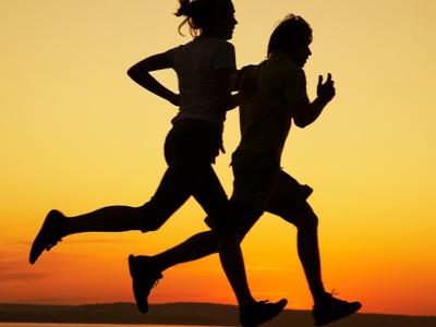 Imagem mostra duas pessoas correndo