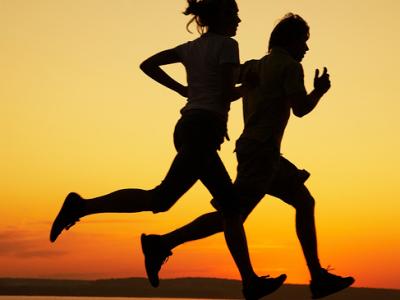 Imagem mostra duas pessoas correndo