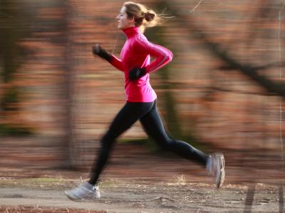 Imagem mostra mulher correndo