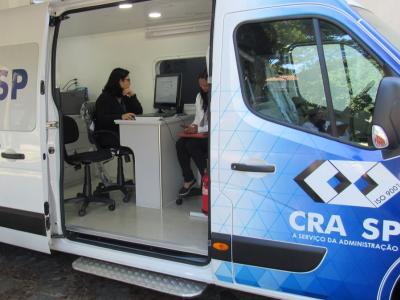 A imagem mostra uma van do CRA