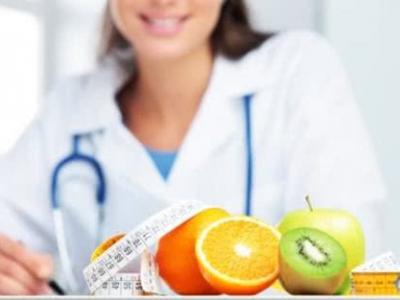A imagem mostra frutas em cima da mesa da nutricionista