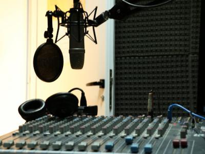 Imagem mostra estúdio de Rádio 