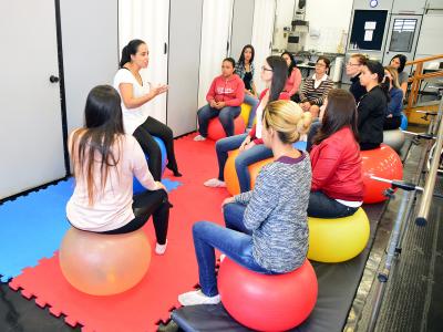 Imagem mostra mulheres durante atendimento