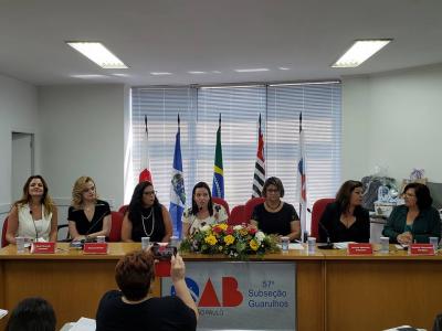 A imagem mostra sete mulheres debatendo na OAB
