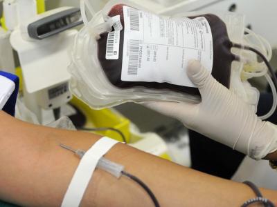 Imagem mostra pessoa doando sangue