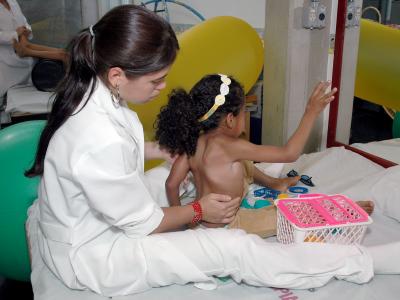 Imagem mostra criança sendo atendida